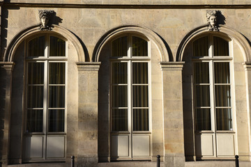 Immeuble à fenêtres en plein-ceintre et mascarons à Paris, France