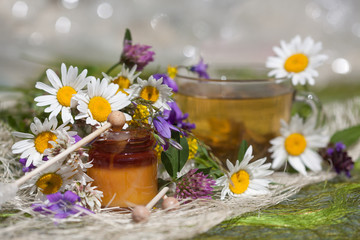 Obraz na płótnie Canvas Чашка чая, мед и букет полевых цветов.