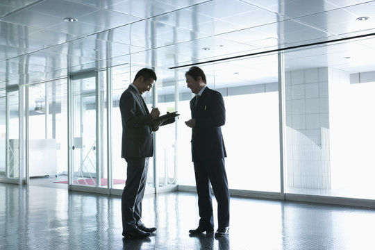 ビジネスシーン 仕事をする2人