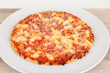 gebackene Tiefkühlpizza Hawaii