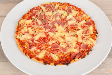 gebackene Tiefkühlpizza Hawaii