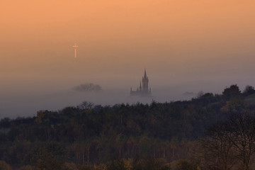 Obraz premium Kościół i krzyż o świcie
