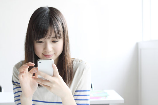 携帯電話を見る女性