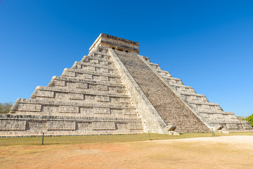 Obraz na płótnie Canvas Chichen Itza - El Castillo Pyramid - Ancient Maya Temple Ruins in Yucatan, Mexico