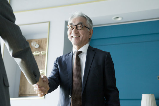 握手をする中高年ビジネスマン