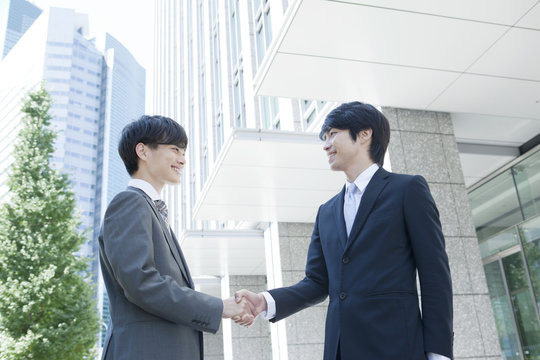 握手を交わすヤングビジネスマン