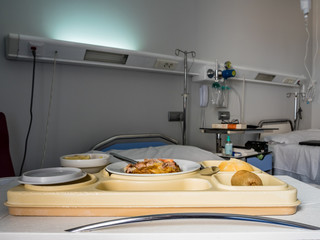 Comida poco atractiva en una habitación de hospital