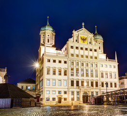 Obraz premium Illuminated town hall of Augsburg at night