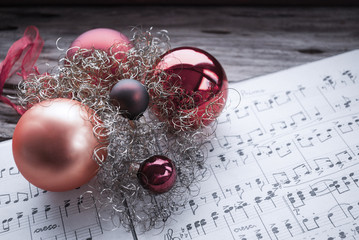 Alte handgeschriebene Musiknoten mit roten Weihnachtskugeln, Weihnachten, xmas 