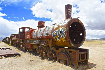 【ボリビア】ウユニ村の「列車の墓場」