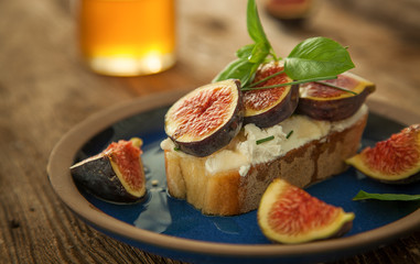 Belegtes Brot mit Käse und frischen Feigen