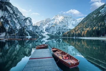 Klarer Gebirgssee mit Booten und Steg  vor felsiger Gebirgslandschaft  © Cara-Foto