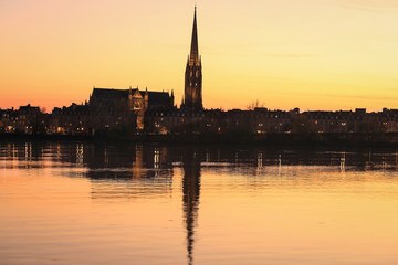 Fototapeta na wymiar Sunset at St. Michael church with it's reflection at Bordeaux, France