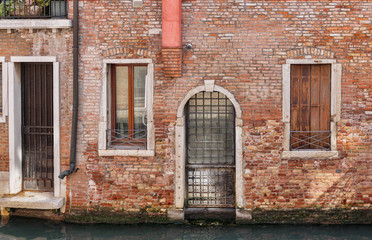 Fototapeta na wymiar Facade of the old Italian house in Venice