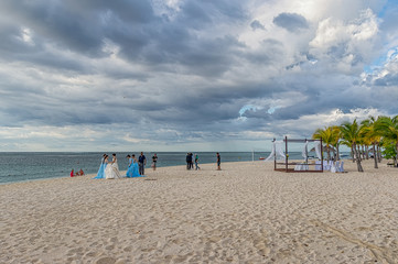 Hochzeit auf Mauritius am Meer mit gedeckten Feierlichkeiten