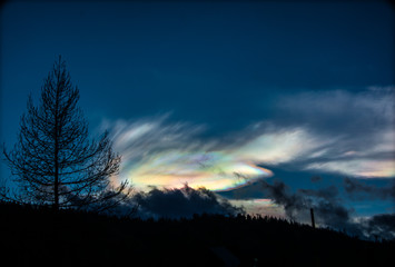 irisierende Wolken am Abendhimmel