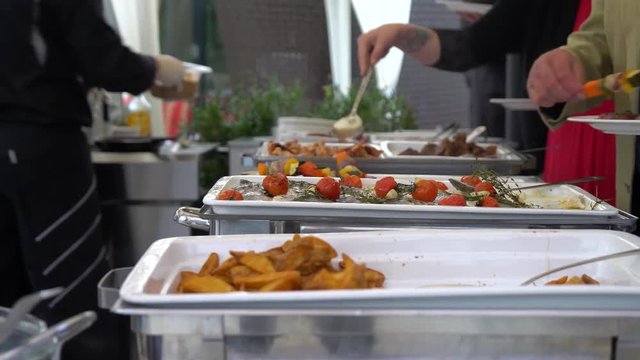 Buffet mit warmen und kalten Speisen bei einer Hochzeitsfeier in einem Restaurant