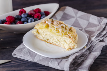 Yeast cake with pudding and rhubarb