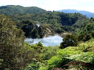 Fototapeta na wymiar geotermal area park with colored lake in Rotorua, New Zealand