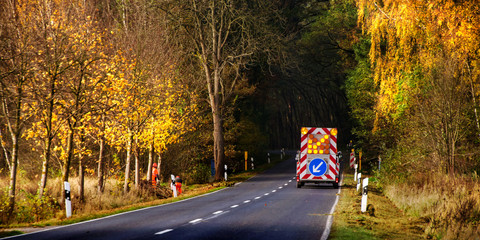 Straßenräumung im Herbst