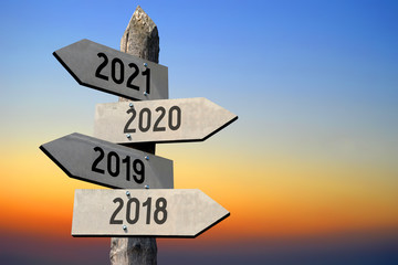 2018/ 2019/ 2020/ 2021 - signpost/ roadsign