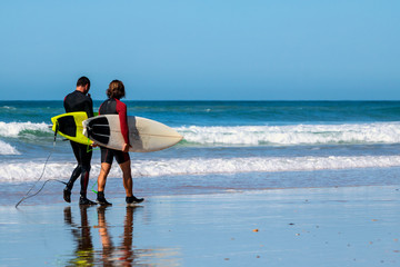 zwei Surfer am Strand
