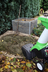 Herbst-Arbeitsplatz im Garten mit Häcksler und Kompost