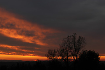 Fototapeta na wymiar peyazhaz sky. orange sunset. dark clouds