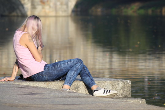 Italia, Torino, tempo libero e relax in riva al fiume Po dopo una passeggiata domenicale