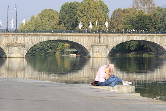 Italia, Torino, tempo libero e relax in riva al fiume Po dopo una passeggiata domenicale