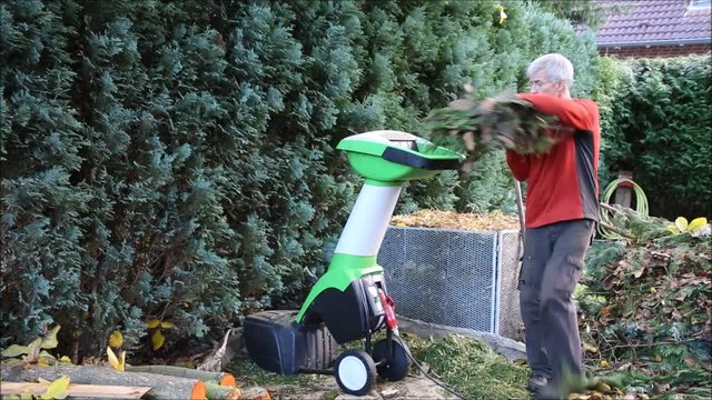 Herbst-Arbeitsplatz im Garten mi H&auml;cksler und Kompost