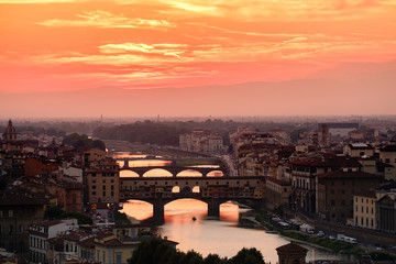 Fototapeta na wymiar Sunset in Florence with a view of the Ponte Vecchio and the medieval city