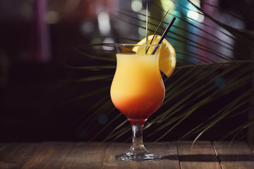 Glas met lekkere seks op het strand cocktail op tafel