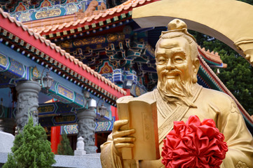 Fototapeta premium Statue of the God of marriage Yue Lao at Wong Tai Sin Temple, Hong Kong
