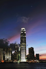 Obraz premium Wieżowiec IFC rozświetlony nocą, Hongkong