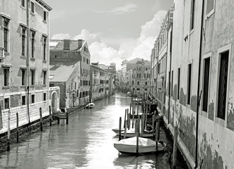 Fototapety  Czarno-biały mały kanał wenecki i stare ceglane ściany z tradycyjnymi balkonami w stylu vintage. Wenecja, Włochy