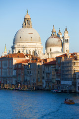 Fototapeta premium Kopuła katedry Santa Maria della Salute zbliżenie w pejzaż miejski. Wenecja, Włochy