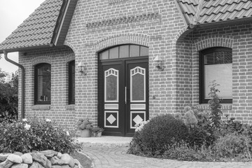 Haustür in schwarz weiß