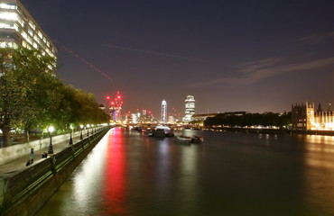 Londyn nocą, refleksy świetlne na Tamizie, długie naświetlanie - obrazy, fototapety, plakaty
