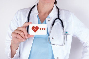 Arzt mit Schild Herz EKG und Notruf