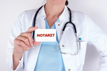 Notarzt mit Schild