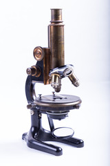 Historisches Mikroskop in verschiedenen Ansichten
