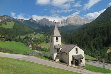 Fototapeta na wymiar Zypriankirche mit Rosengarten, Südtirol