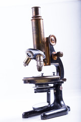 Historisches Mikroskop in verschiedenen Ansichten