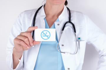 Arzt mit Schild Nichtraucher