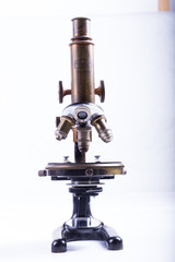 Historisches Mikroskop in verschiedenen Ansichten