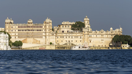 Fototapeta premium Panoramic view of City Palace in the evening light, Udaipur, Rajasthan, India