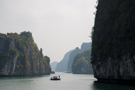 Bateau dans la baie d'Along