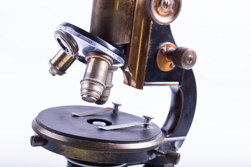 Historisches Mikroskop in verschiedenen Ansichten