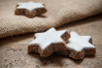 Biscuits de noël en forme d'étoile sur table en bois